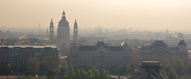 Különös dolog hever a Külügyminisztérium mellett az utcán a választások után, a járókelők lába előtt