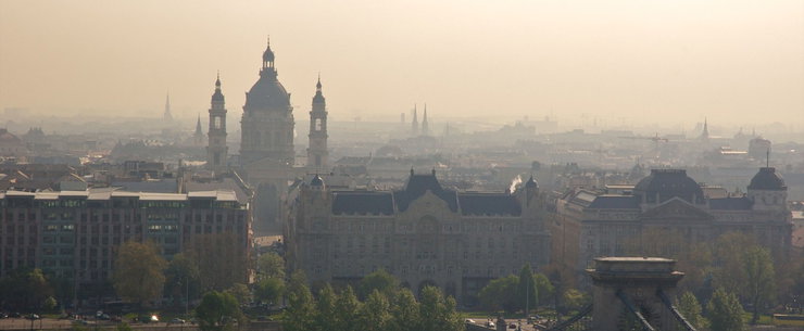 Különös dolog hever a Külügyminisztérium mellett az utcán a választások után, a járókelők lába előtt