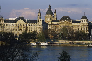 Budapest leghíresebb pontján rendezett vérlázító műsort az autós, a Lánchíd lábánál farolgatott a fekete Mercedes