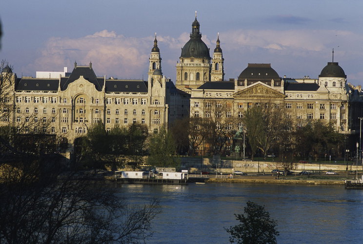 Budapest leghíresebb pontján rendezett vérlázító műsort az autós, a Lánchíd lábánál farolgatott a fekete Mercedes