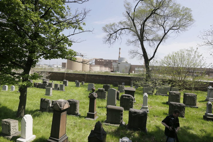 1500 lakást tüntettek el egyik napról a másikra a térképről, gyárat építettek fel a temető köré