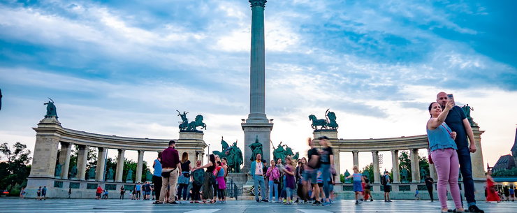 Hirtelen átalakították a Hősök terét, furcsa fémszerkezetek jelentek meg a szobrok előtt, a turisták csak ámulnak