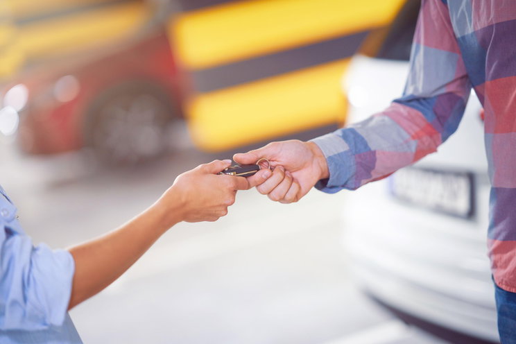 Kétszer zavarták el a potenciális vásárlót egy autószalonban, több pofátlan mondat is elhangzott