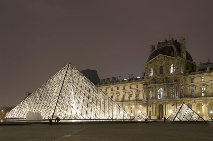 Lüktető rovartömeg tűnt Párizsban a Louvre előtt, a járókelők nem hittek a szemüknek, kordonokkal kellett elzárni a múzeumot