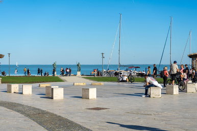 Aki idén a Balatonon akar strandolni, annak a zsebébe kell nyúlni, megérkeztek a pontos idei árak