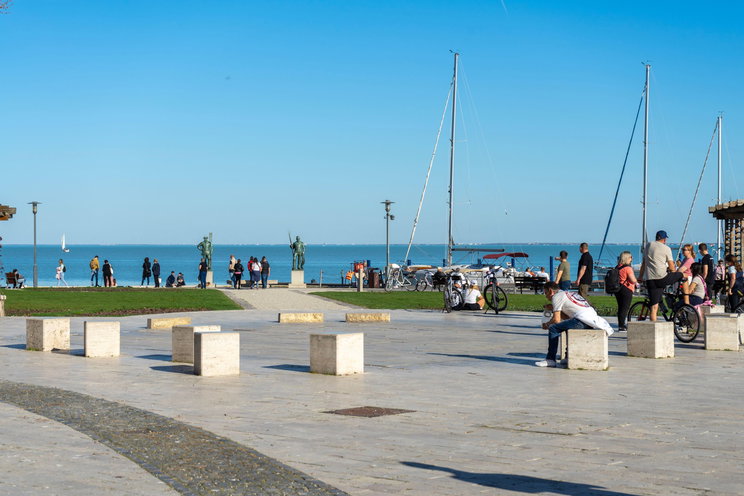 Aki idén a Balatonon akar strandolni, annak a zsebébe kell nyúlni, megérkeztek a pontos idei árak