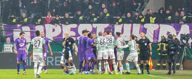 Megszakították az Újpest-Ferencváros meccset, a pályán kívül szabadultak el az indulatok a rangadón, majd csak bő 10 perc után folytatódott a derbi a Megyeri úton