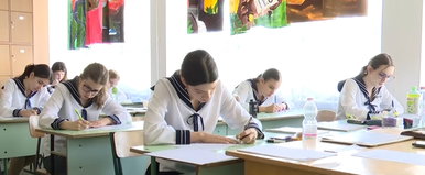 Különös tárgyakat fotóztak az érettségizők asztalánál, idén ez lett a vizsgázók titkos fegyvere