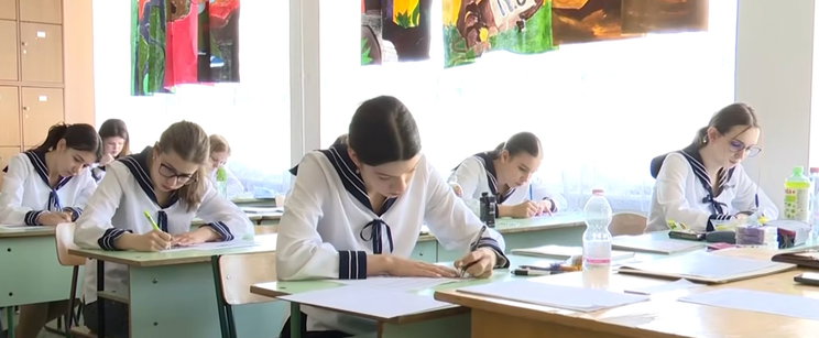 Különös tárgyakat fotóztak az érettségizők asztalánál, idén ez lett a vizsgázók titkos fegyvere