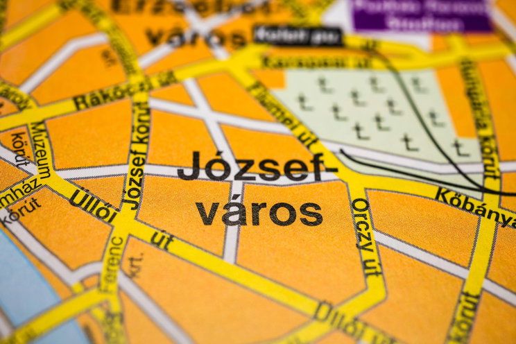 Megállt az idő a nyolcadik kerület közepén, csodájára járnak a budapestiek a különleges háznak