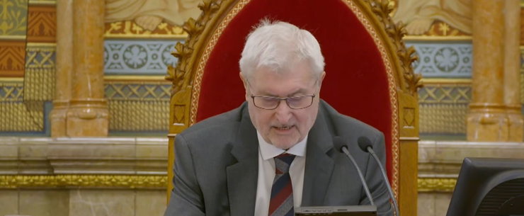 Kínos baki zavarta meg a Parlament ünnepélyes nyitányát, a személyzetnek kellett közbeavatkoznia