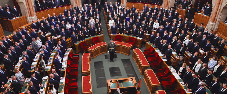 Lázadnak a nézők a közösségi médiában, élő adásban vált kínossá a Fidesz politikusának sorozatos baklövése, már a saját társai is zavarban vannak 