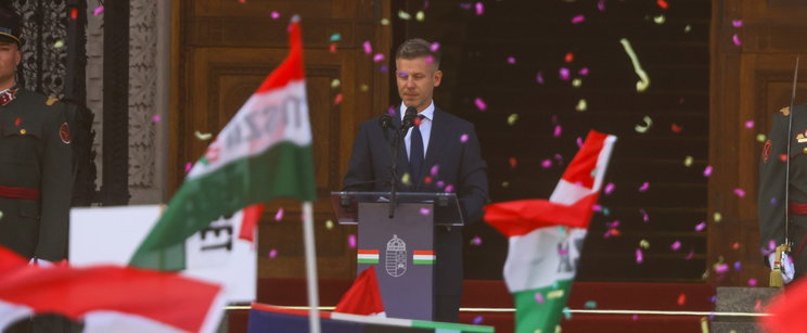Felkiáltottak Magyar Péternek a Parlament lépcsőjére, hogy elnök úr is táncoljon, a reakciója zseniális