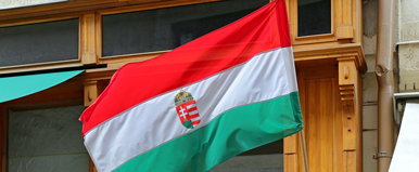 Walesben felhúzták a magyar zászlót, történelmi pillanat, ott lobog egy hatalmas domb tetején az ország közepén