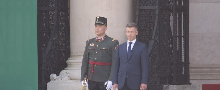 Óriási luxus, több százezres étkészletek: ezekre figyeltek fel Magyar Péter videójában Rogán egykori minisztériumában