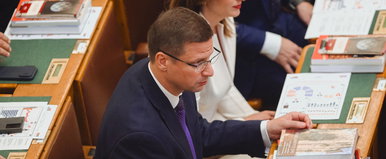 Először fotózták Gulyás Gergelyt boldognak, teljesen megfeledkezett magáról a politikus a parlamentben