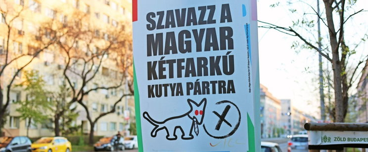 Kínos fotókkal próbálták bojkottálni a Magyar Kétfarkú Kutya Párt legújabb kampányát