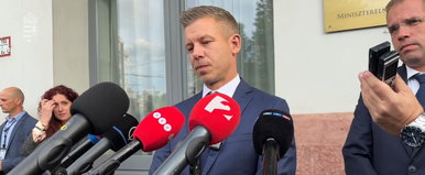 Magyar Péter élő adásban reagált a Szentkirályi Alexandrát ért utcai támadásra, egyúttal visszautasította a vádjait