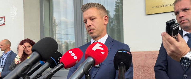Magyar Péter élő adásban reagált a Szentkirályi Alexandrát ért utcai támadásra, egyúttal visszautasította a vádjait