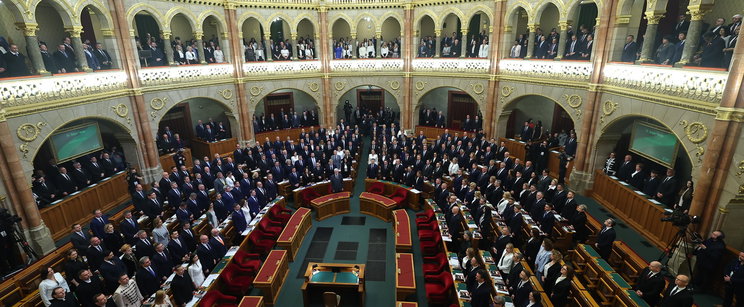 Óriási népharag tört ki, kiszivárgott egy lista a leköszönő miniszterek juttatásairól, fellázadtak az emberek