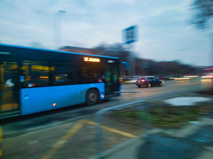 Érhetetlen jelenetek egy budapesti buszmegállóban, fényes nappal, a tömeg közepében gurult el egy férfi gyógyszere