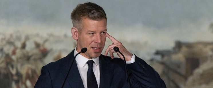 Furcsa dolgot szúrtak ki Magyar Péter videójában, szimbolikus jelentése van