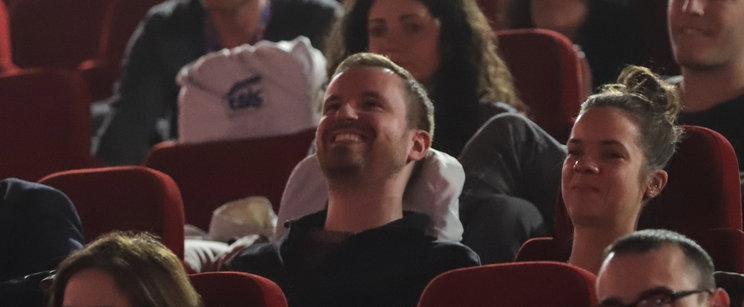 Soha nem láttad még így nevetni Gulyás Marcit, egy véletlen bakit rögzített a kamera, teljesen kiesett a szerepéből