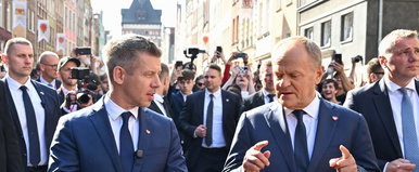 Lesivideó készült Magyar Péterről és Donald Tuskról, a katonák előtt a vörös szőnyegen a magyar miniszterelnök furcsa dolgot művelt