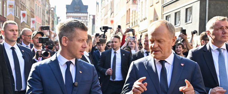 Lesivideó készült Magyar Péterről és Donald Tuskról, a katonák előtt a vörös szőnyegen a magyar miniszterelnök furcsa dolgot művelt