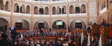 Mindenki a Parlament új bútoráról beszél, zseniális ötlettel álltak elő a házelnöki szék cseréje után