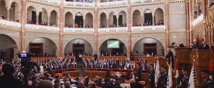 Mindenki a Parlament új bútoráról beszél, zseniális ötlettel álltak elő a házelnöki szék cseréje után