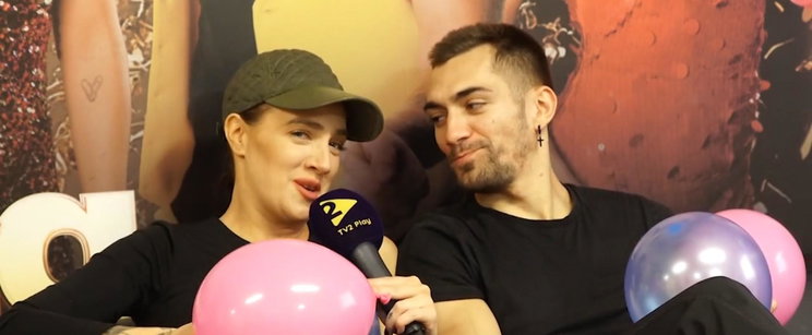 Tovább robog a mémgyár, Tóth Gabi és Nagy Feró közös képen, miközben vallomástételre várnak