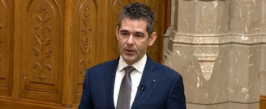 Novák Előd laptopmatricája miatt áll a bál az interneten, a parlamenti ülésen szúrták ki