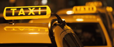 Egyedi rendszámos taxis randalírozik Budapesten, vigyázzon, aki látja