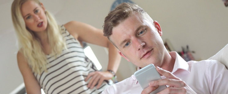 Véletlenül vette fel az apja telefonját, de amit hallott, még a legrosszabb rémálmainál is durvább volt 