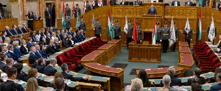 Megszavazták a magyarok, ő a legcsinosabb női politikus a parlamentben