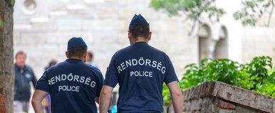 Szigorú rendőri zárlat alatt a magyar temető, gyanús eseteket vizsgálnak, krimibe illő intézkedés zajlik