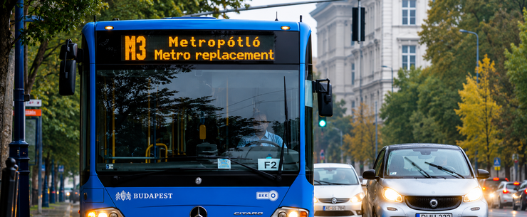 A nyílt utcán ugrott egymásnak a buszsofőr és a biciklis, videóra vették a budapesti balhét 