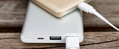 Vége a töltő miatti vitáknak: ez a powerbank egyszerre két ember napját mentheti meg