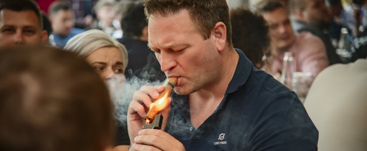 Nem minden szivaros oligarcha, hogyan lett egy hobbi politikai bélyeg?