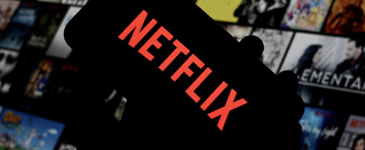 Üvöltött fájdalmában a Netflix sztárja, brutális baleset történt a forgatáson