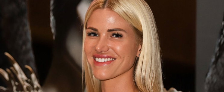 Vasvári Vivien keblei próbára teszik a bikinifelsőjét Saint Tropez-ban, bomba formában van