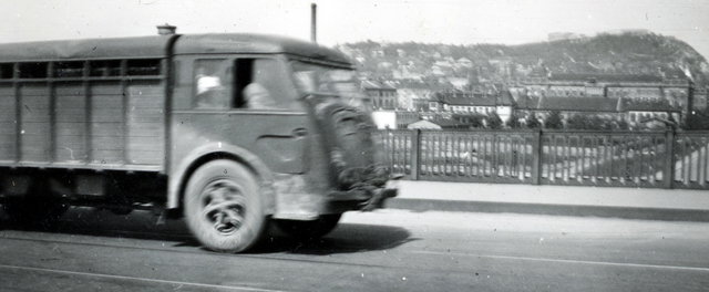 85 éves felvétel került elő, így váltott Magyarország a jobboldali közlekedésre
