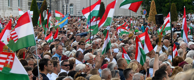 Fidesz tüntetés a Sándor-palotánál, Sulyok Tamás szerint most dőlhet el Magyarország jövője