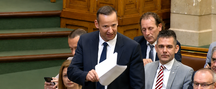 Veszélybe kerülhetnek az iskolák? Toroczkai László riadót fújt – ezt találtuk az uniós dokumentumokban