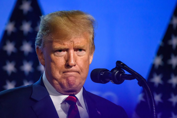 Trump ismét kiverte a biztosítékot: Tic Taccal dobálózott egy temetésen