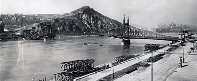 A felrobbantott Ferenc József híd romjai sokkolják a budapestieket, fájdalmas emléket hozott elő a Duna - videó