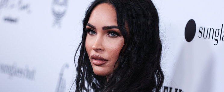 Megan Fox keblei kibuggyantak a felsőjéből, még a bugyiját is megmutatta
