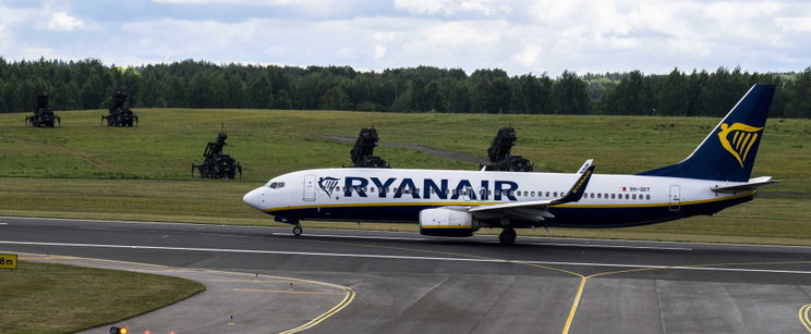 Pánik a Ryanair-en - Ez a hiba vezetett oda, hogy egy utas majdnem kizuhant a repülőgépből
