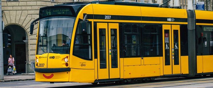 „Ha ezt nem látom a saját szememmel, el sem hiszem” - Felmászott a 4-6-os villamos tetejére egy férfi, nem sokon múlt a tragédia